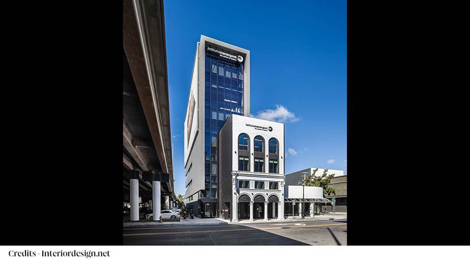 A building with a large window

Description automatically generated with medium confidence